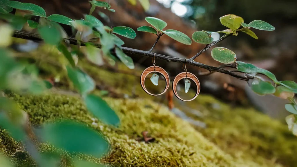 Boucles d'oreilles en bois et verre recyclé en forme de demi lune avec un verre vert clair