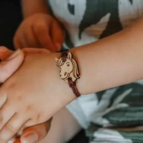 Bracelet en bois suisse Woopy le poney pour enfant