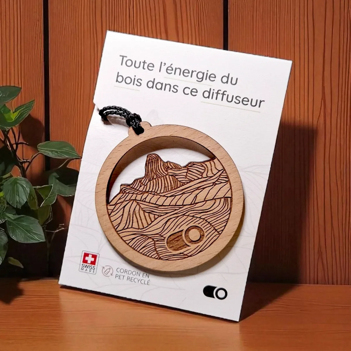 Diffuseur d'huiles essentielles en bois suisse au design réalisé sur mesure pour l'entreprise Oiken en Valais