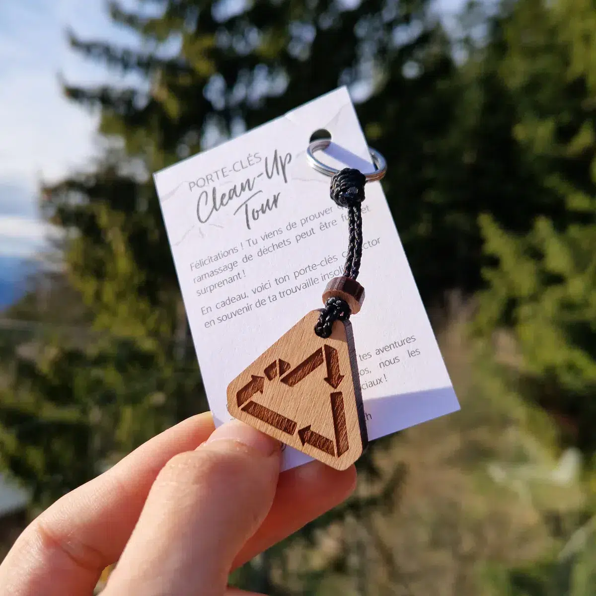 Création de 50 porte-clés prix souvenir pour le Clean-Up Tour de l'ONG locale Summit Foundation.