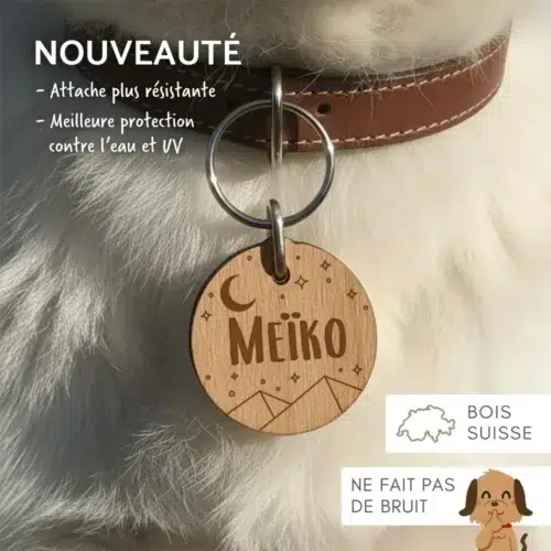 Médaille personnalisée MEIKO en bois gravé avec symbole lune et étoiles, sur collier cuir brun, accroches à fourrure blanche, marquée Bois Suisse et Ne fait pas de bruit