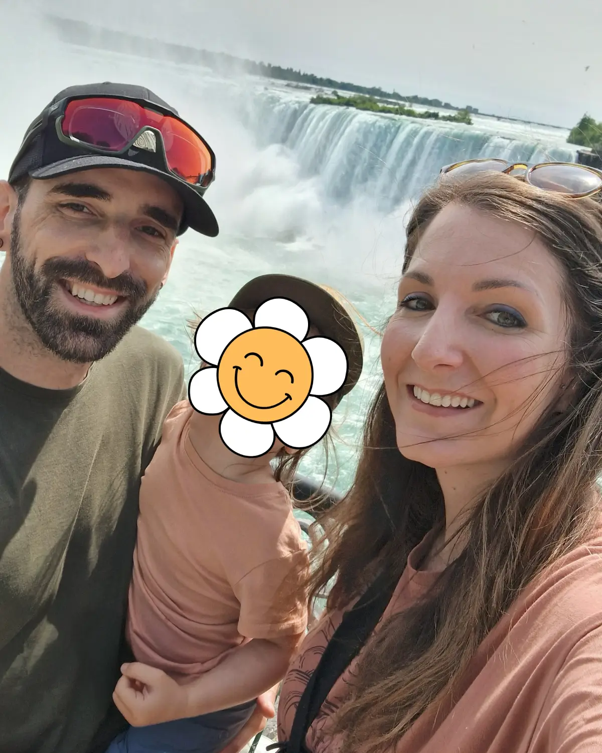 Photo des créateurs de la marque Wooper, Damien, Laura et Joy souriant devant les chutes de Niagara avec cascades impressionnantes en arrière-plan