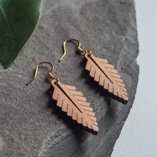 Boucles-oreilles-en-bois-foglia-1-e1678657684997.jpg Boucles d'oreilles en bois Foglia
