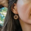 Boucles-oreilles-en-bois-la-vie-est-belle-1-2.webp Boucles d'oreilles en bois La vie est belle