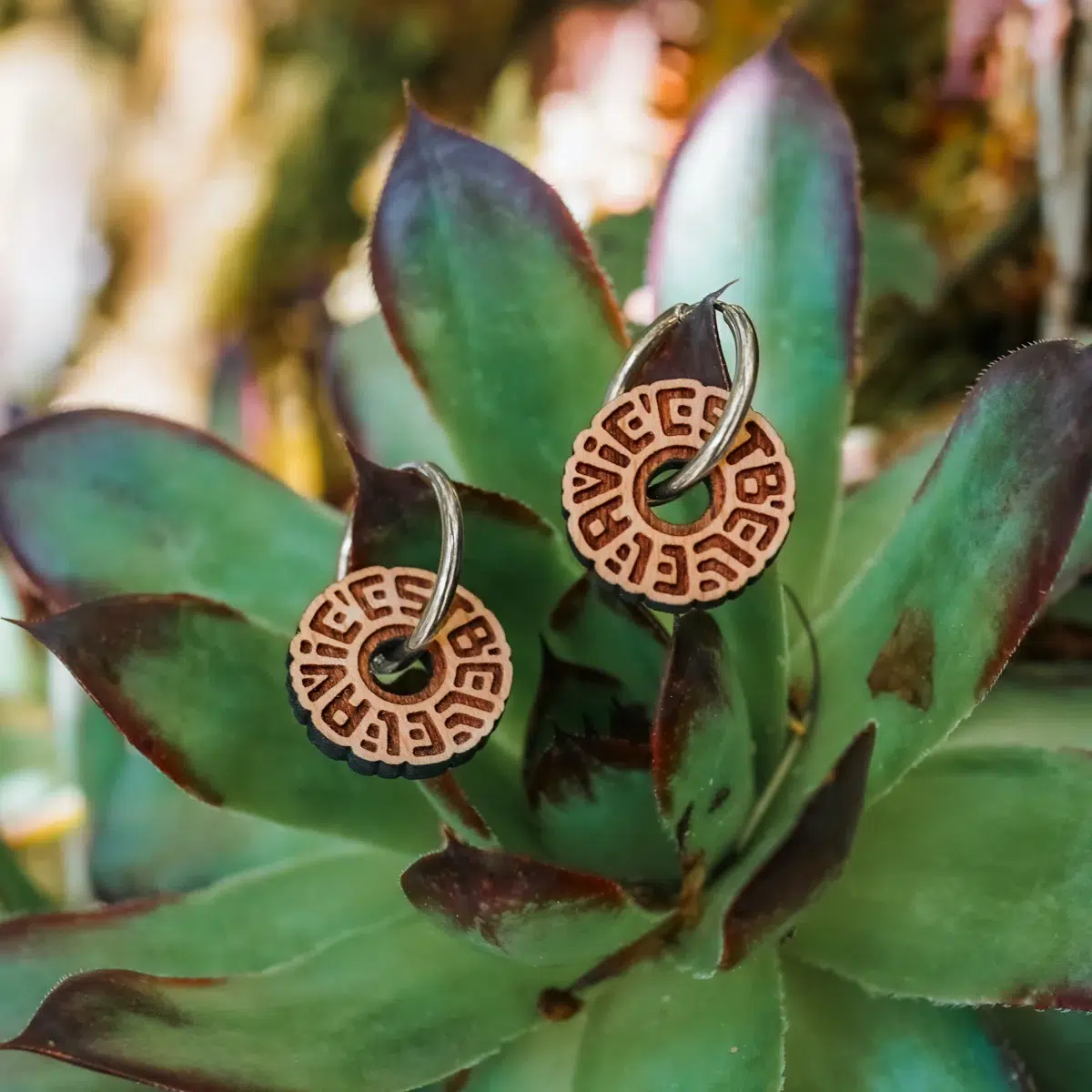 Boucles-oreilles-en-bois-la-vie-est-belle-4-2.webp Boucles d'oreilles en bois La vie est belle