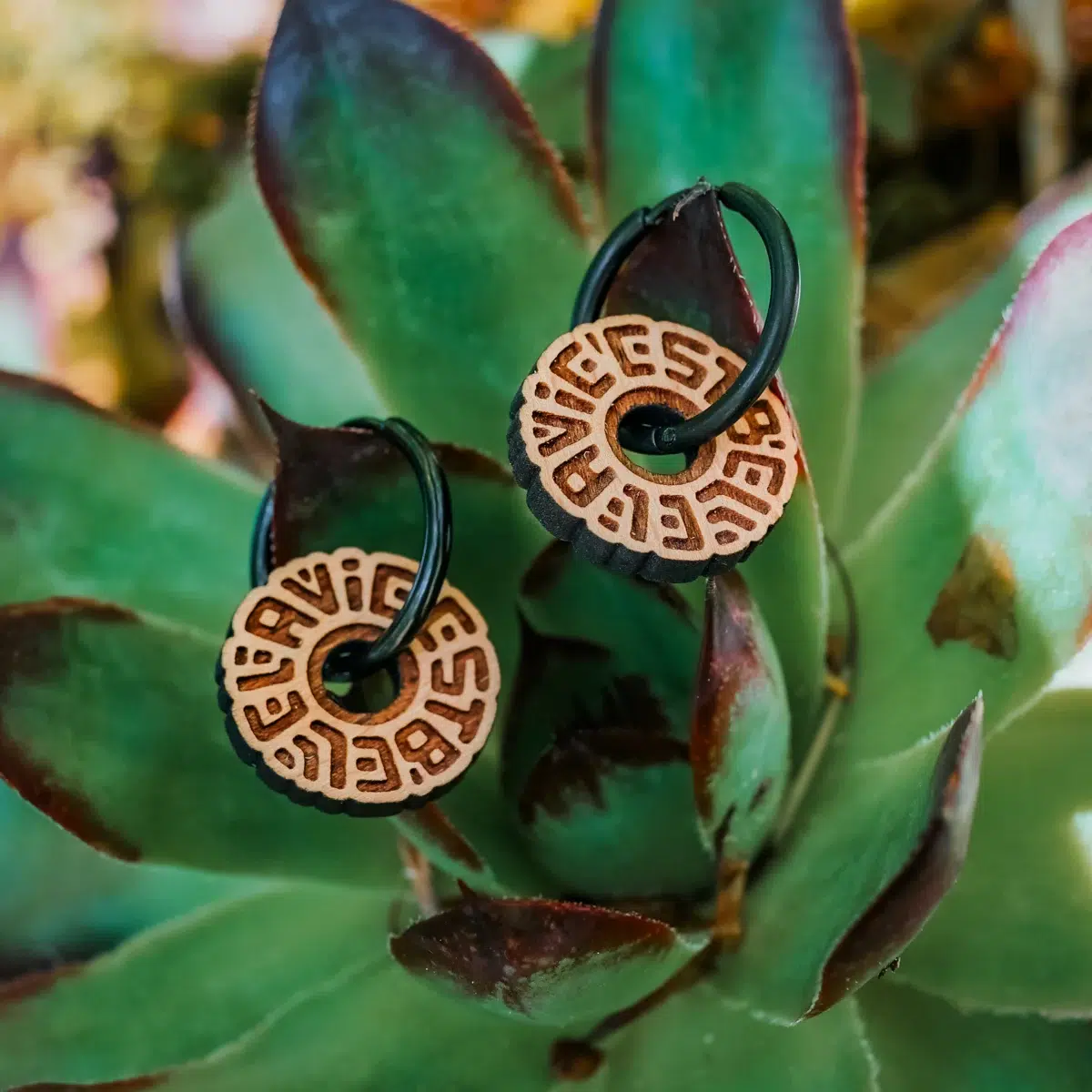 Boucles-oreilles-en-bois-la-vie-est-belle-5-2.webp Boucles d'oreilles en bois La vie est belle