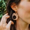 Boucles-oreilles-en-bois-laisse-moi-briller-4.jpg Boucles d'oreilles en bois "Laisse-moi briller !"
