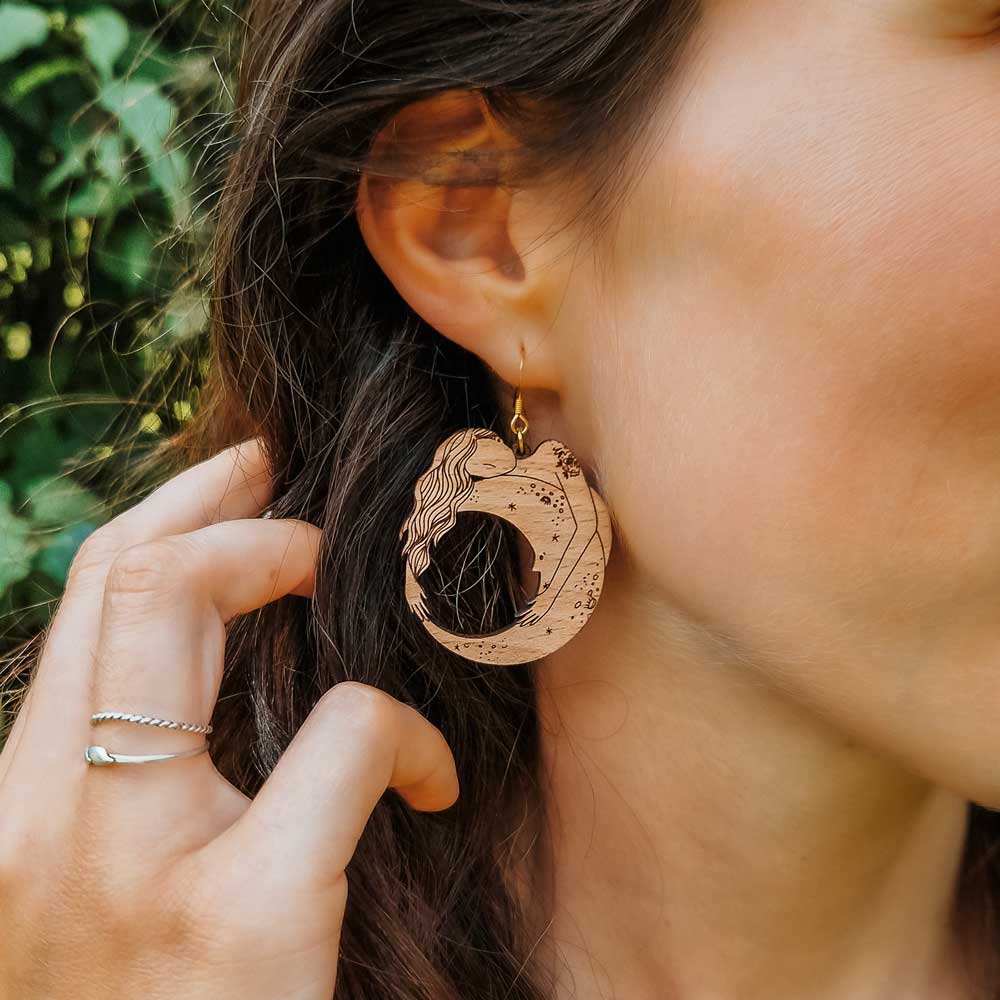 Boucles-oreilles-en-bois-laisse-moi-briller-4.jpg Boucles d'oreilles en bois "Laisse-moi briller !"