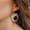 Boucles-oreilles-en-bois-laisse-moi-briller-5.jpg Boucles d'oreilles en bois "Laisse-moi briller !"
