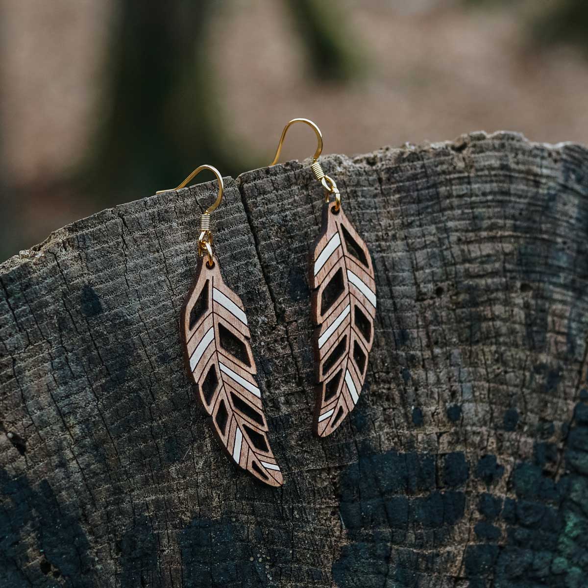 Boucles-oreilles-en-bois-piuma-blanc.jpg Boucles d'oreilles en bois Piuma