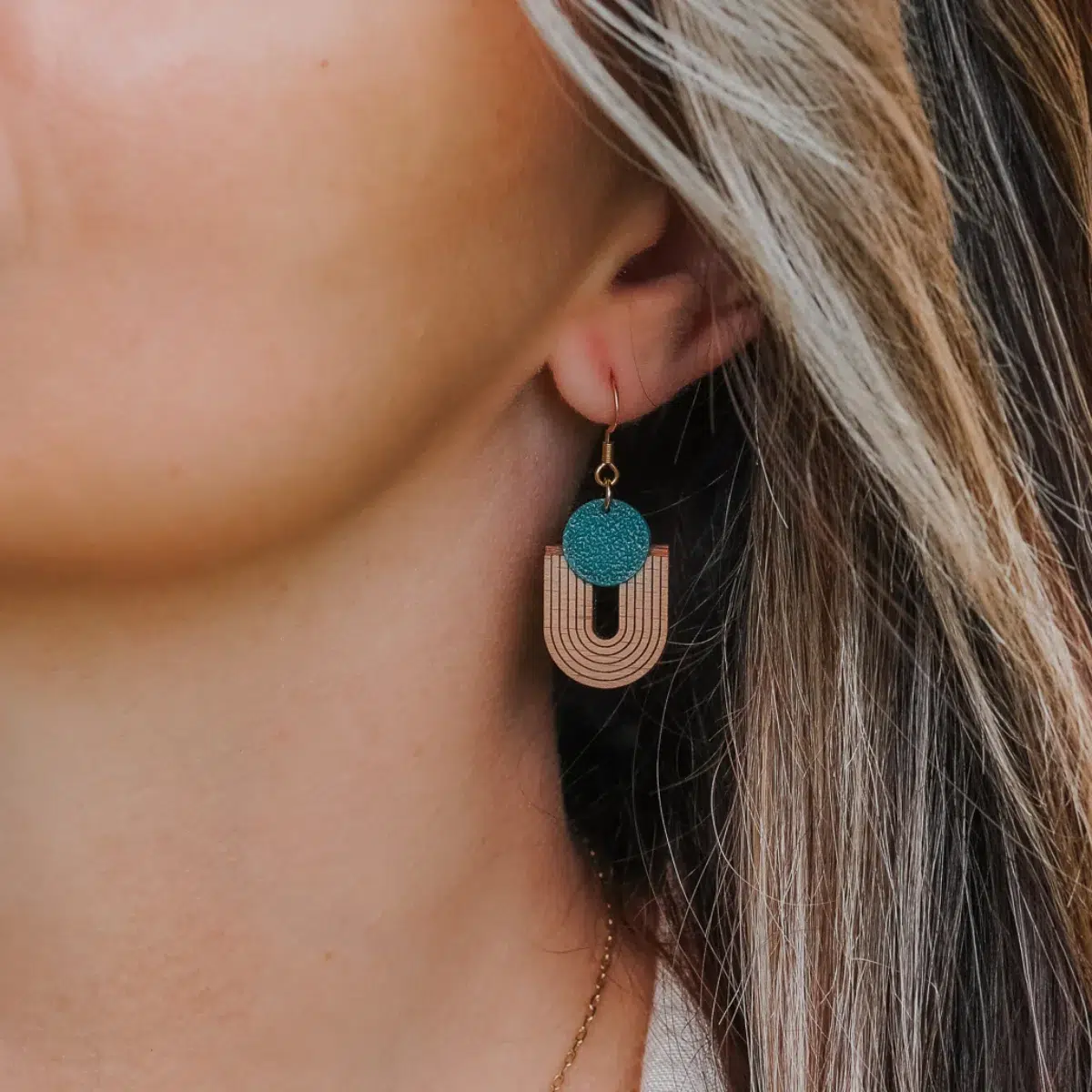 Boucles-oreilles-en-bois-upsylon-bleu-turquoise-1.webp Boucles d'oreilles en bois Upsylon