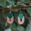 Boucles-oreilles-en-bois-upsylon-bleu-turquoise.webp Boucles d'oreilles en bois Upsylon