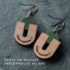 Boucles-oreilles-upsylon-mot-au-dos.webp Boucles d'oreilles en bois Upsylon