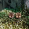 Clous-oreilles-en-bois-arbre-de-vie-1.webp Clous d'oreilles en bois Arbre de vie