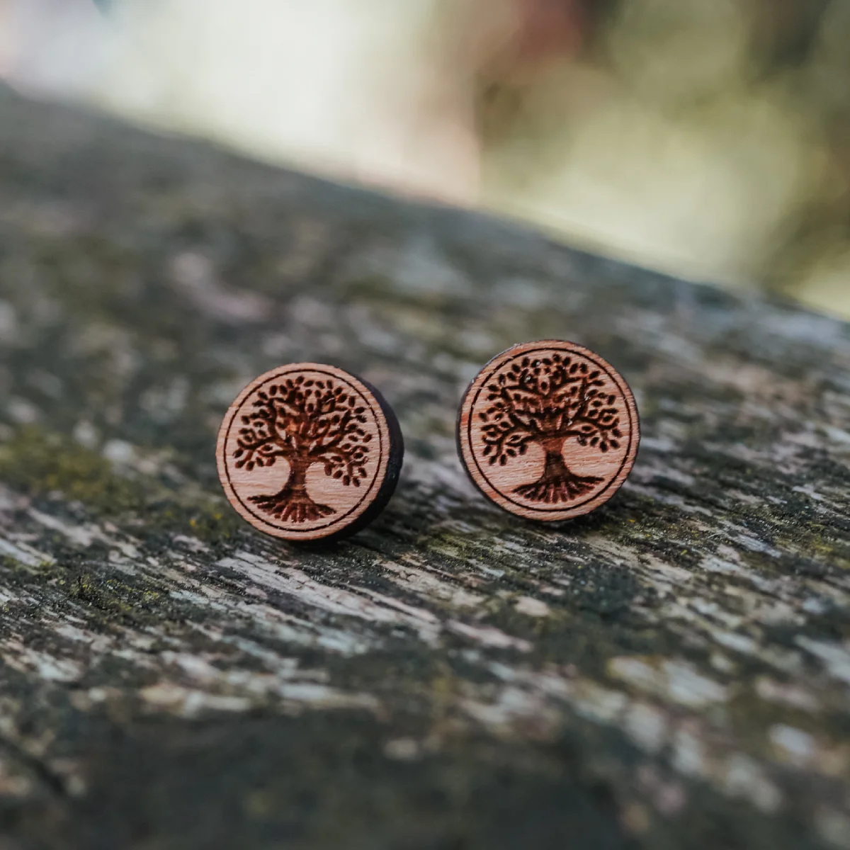 Clous-oreilles-en-bois-arbre-de-vie-2.webp Clous d'oreilles en bois Arbre de vie