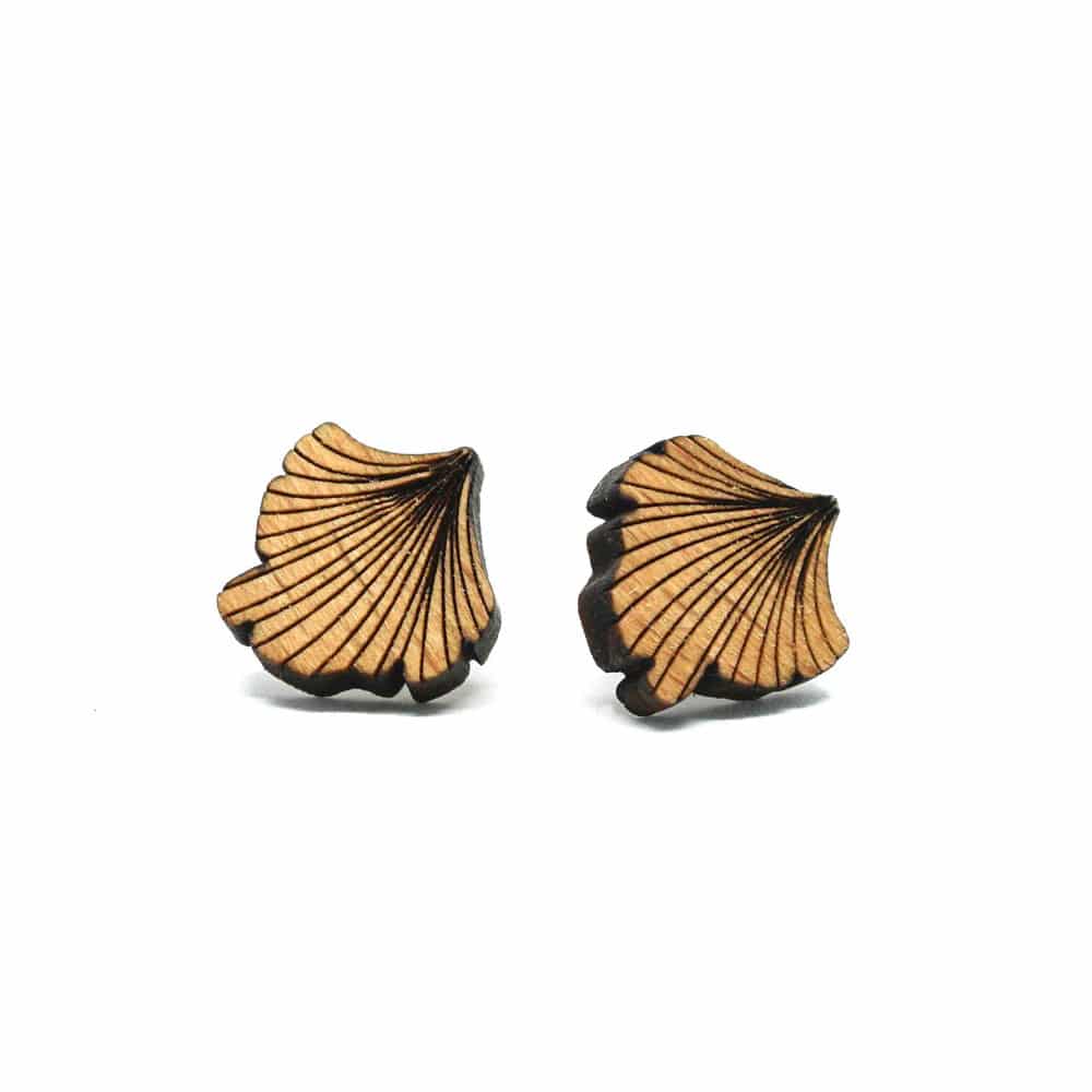 Clous-oreilles-en-bois-ginkgo-1.jpg Clous d'oreilles en bois Ginkgo