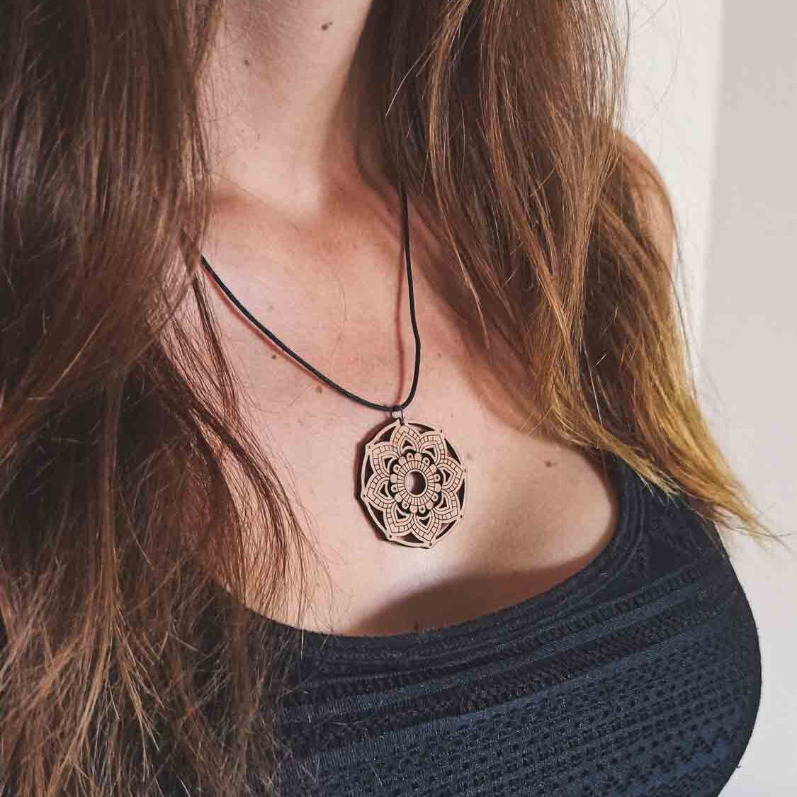 Collier en bois Elaïa