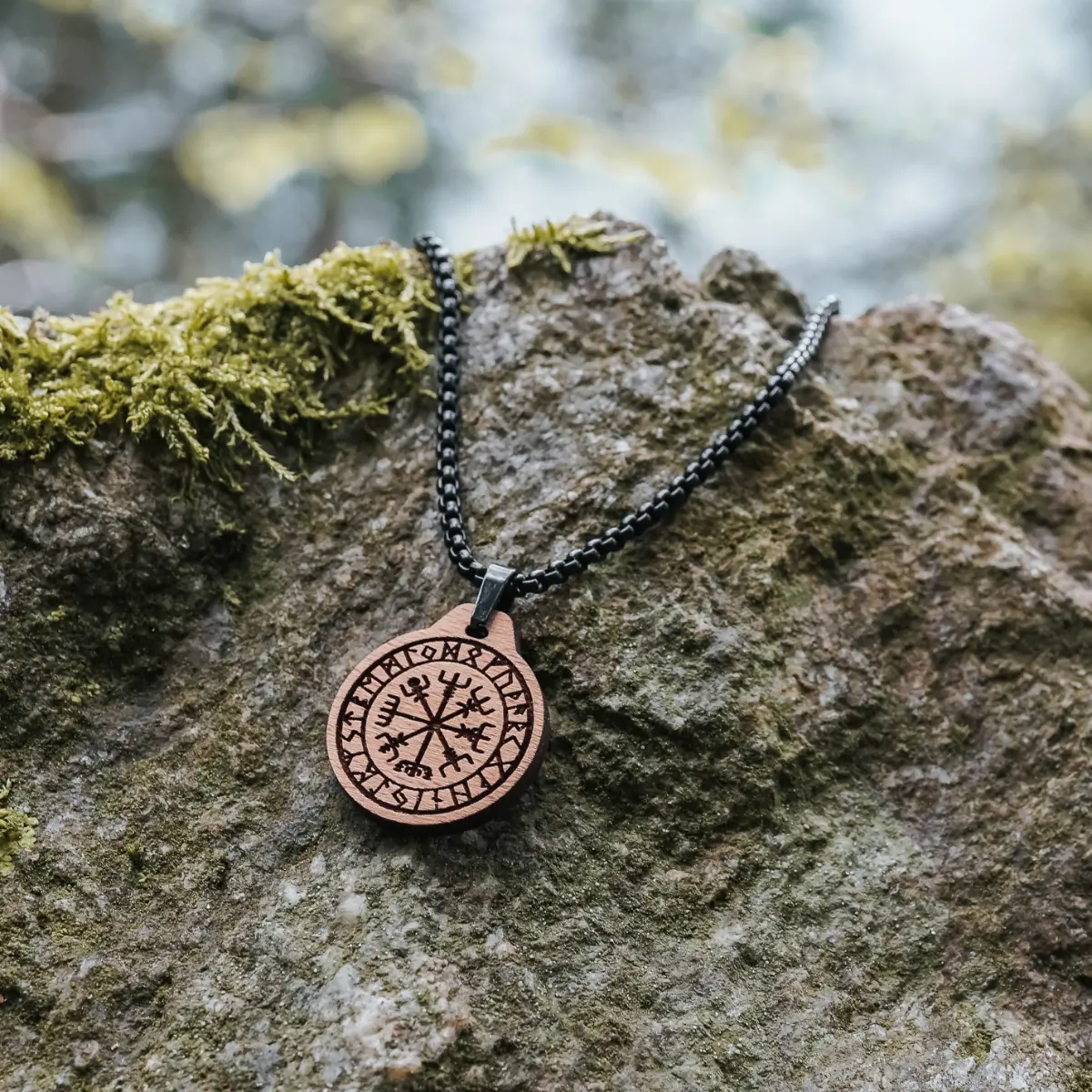Collier en bois Viking Vegvisir