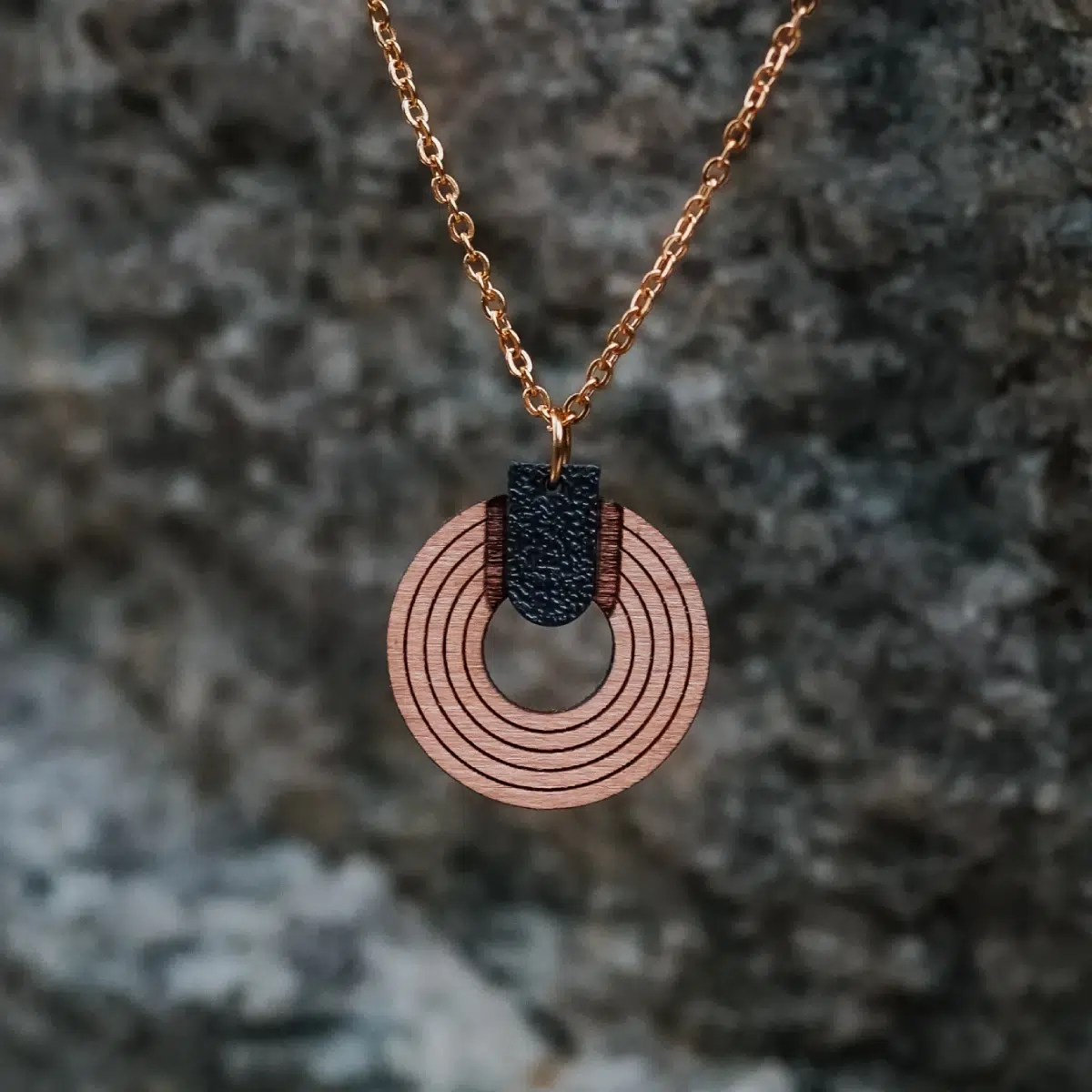 Collier-en-bois-upsylon-noir.webp Collier en bois Upsylon