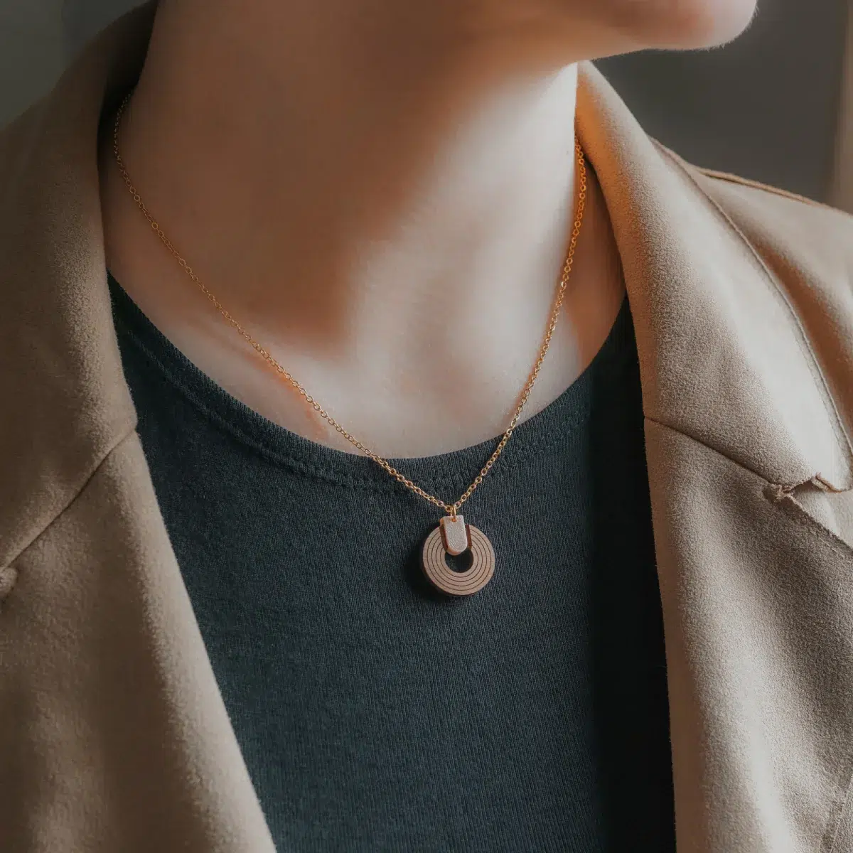 Collier-en-bois-upsylon-rose-pastel-2.webp Collier en bois Upsylon