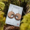 boucles-oreilles-en-bois-eclipse-3.webp Boucles d'oreilles en bois Éclipse