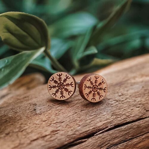clous-oreilles-bois-vikings-1-e1678657532793.jpg Clous d'oreilles en bois Viking Heaume de Awe