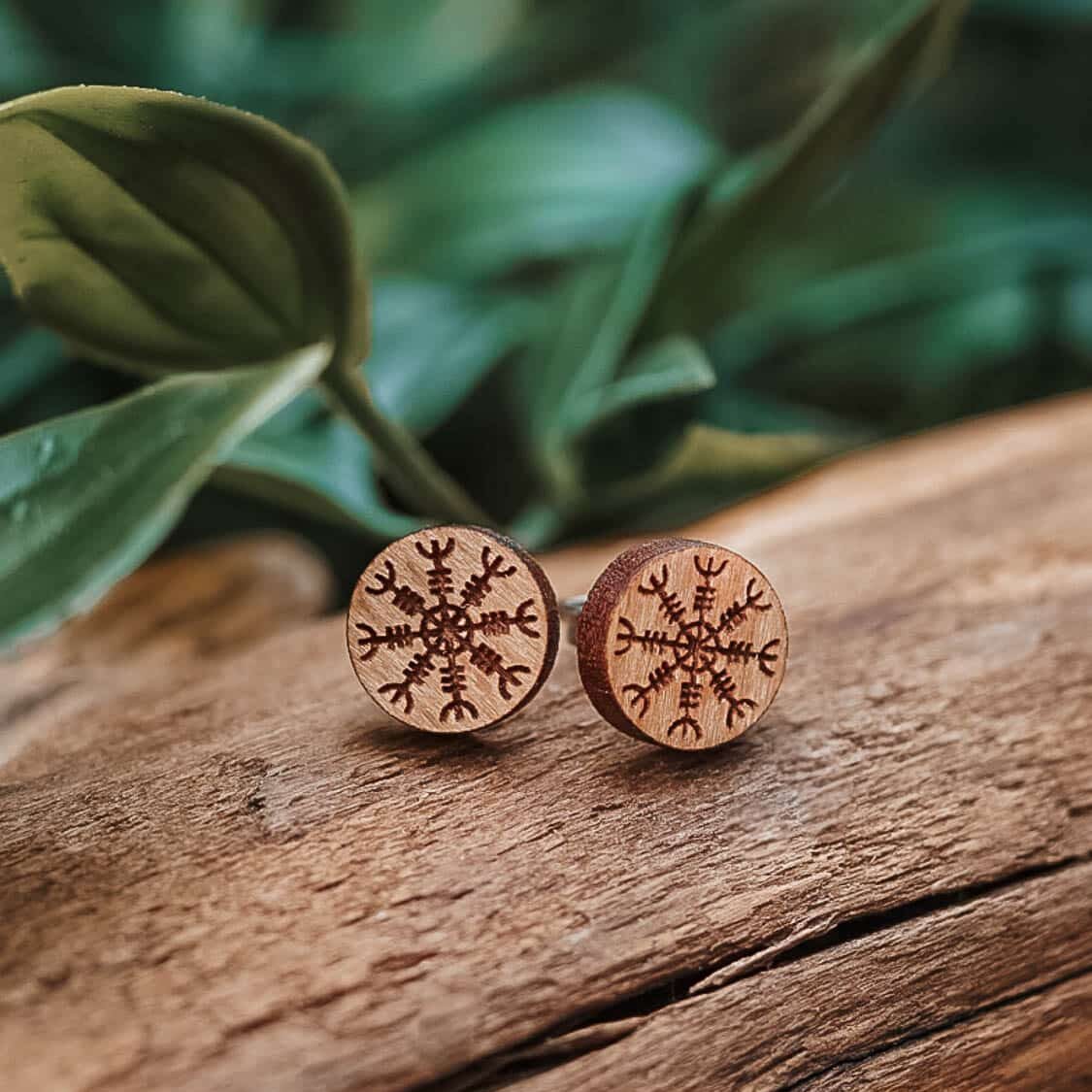 clous-oreilles-bois-vikings-1-e1678657532793.jpg Clous d'oreilles en bois Viking Heaume de Awe